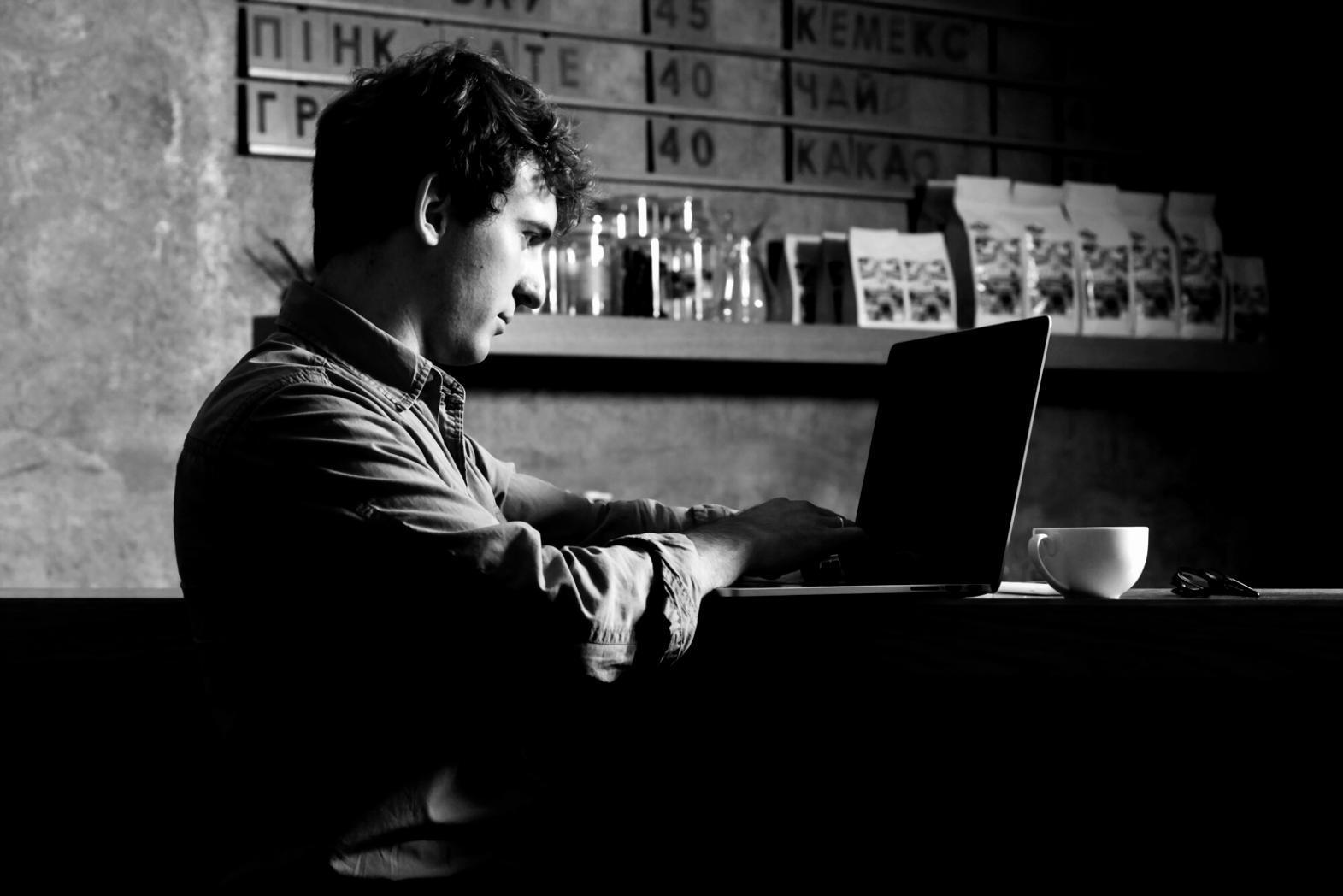 Espace de travail avec documents financiers et calculatrice