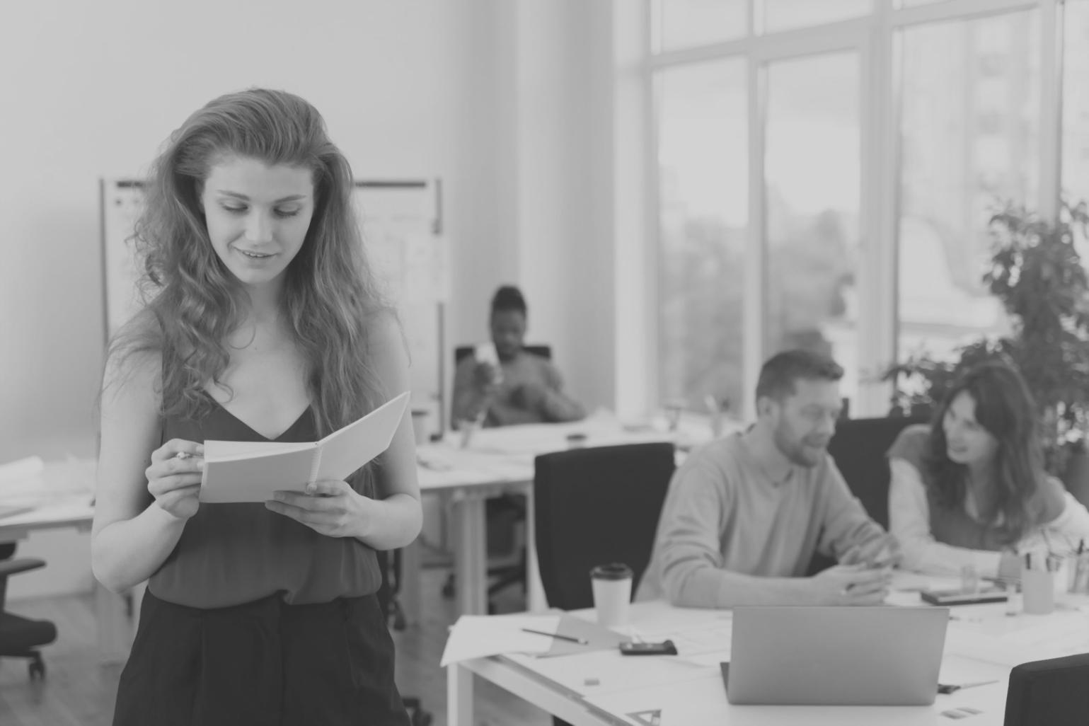 Salle de formation avec matériel d'analyse financière moderne