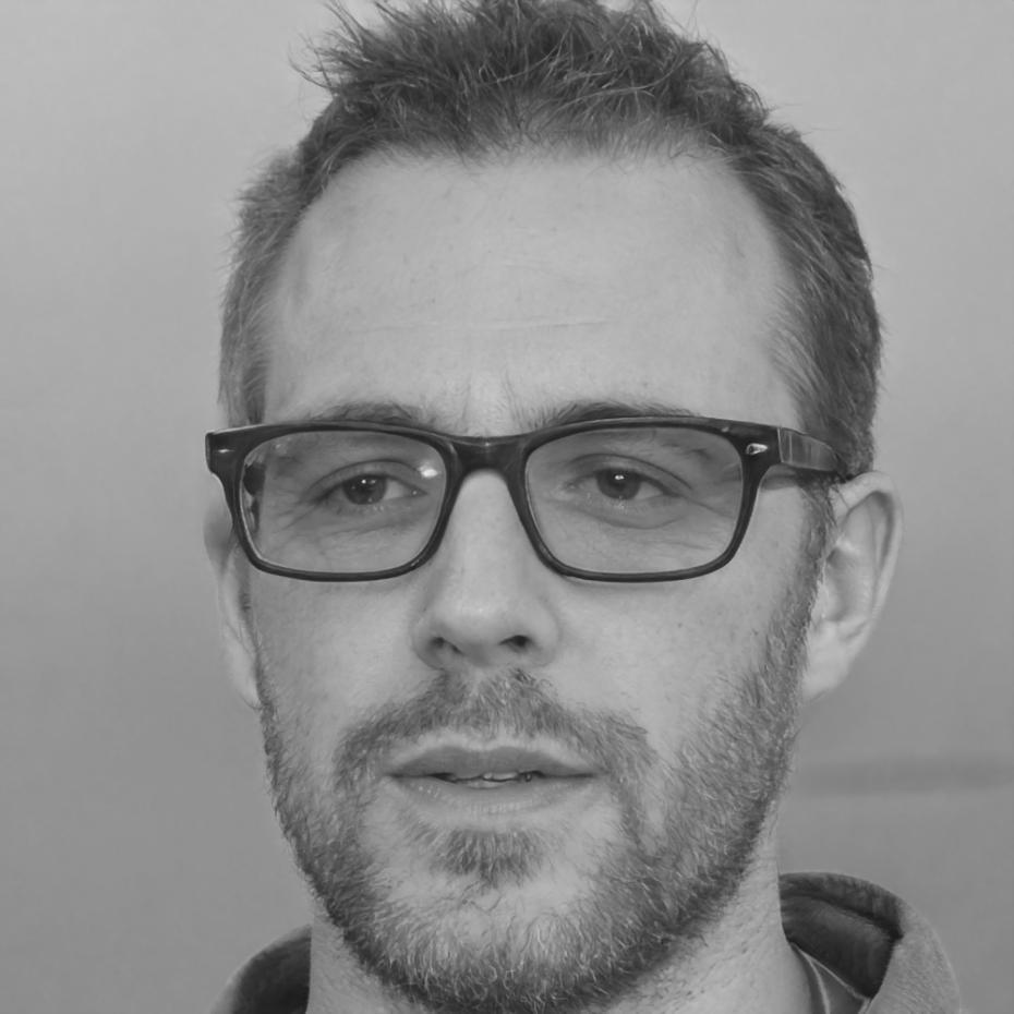 Expert financier analysant des données de marché