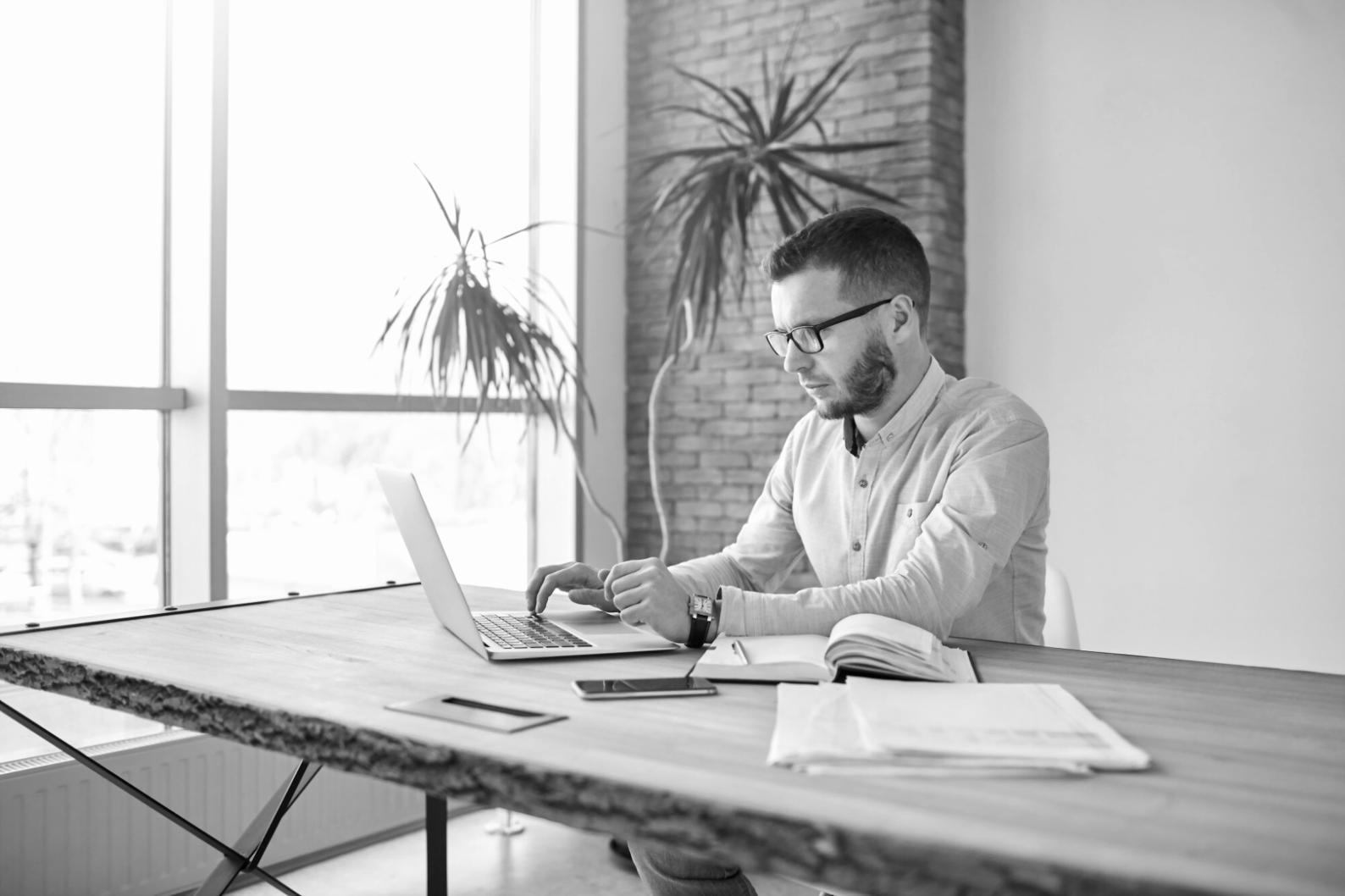 Bureau d'analyse financière oravakaeta avec équipements professionnels
